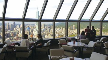 101ビルを眺める絶景ラウンジで 優雅にアフタヌーンティー