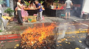 鬼月を象徴するセレモニーが、街角で繰り広げられていました。