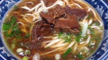 こんなローカルな場所に日本人ビジネスマンがランチで集まる牛肉麺【咕嚕咕嚕牛肉麵館】