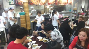 地下におりると行列に遭遇。 地元客に支持される食堂|頂好紫琳蒸餃館