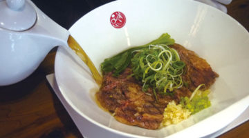 牛肉麺文化に一石を投じた ステーキ入り牛肉麺|品川蘭