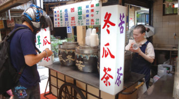 席はあるけど店先でゴクリ。地元民の栄養補給所|曾記
