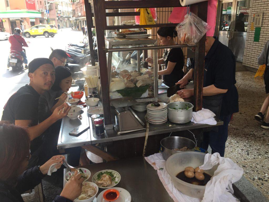 コスパたっぷりの人気台湾ローカルグルメ店めぐりー鶏肉料理と鶏油飯の人気店 黒店鶏肉 歩く台北 台湾