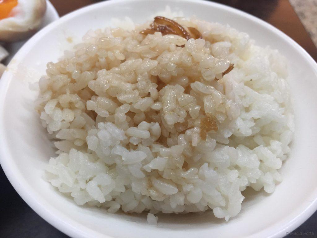 コスパたっぷりの人気台湾ローカルグルメ店めぐりー鶏肉料理と鶏油飯の人気店 黒店鶏肉 歩く台北 台湾