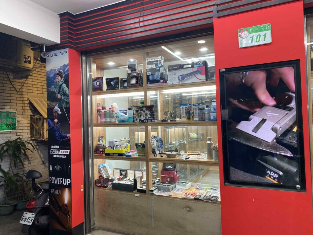 路地を歩けば、マニアックな専門店なども。散策するだけで発見があります。