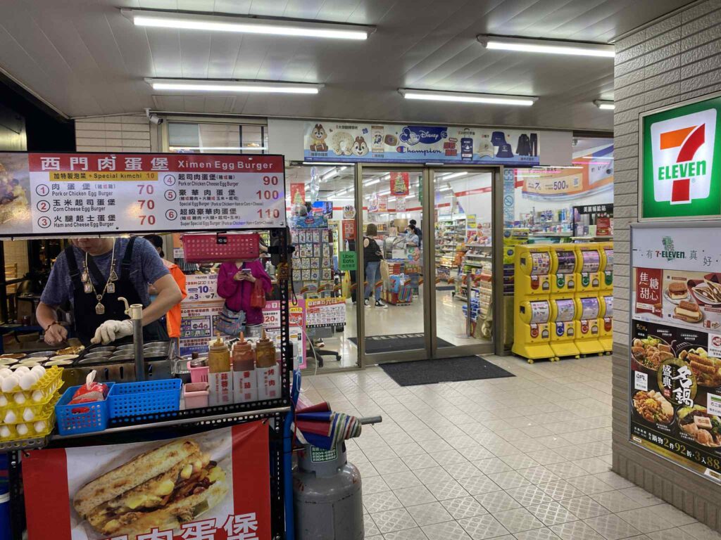 ホテルのすぐ近くにはセブンイレブンや屋台が。小腹が空いても困りません。