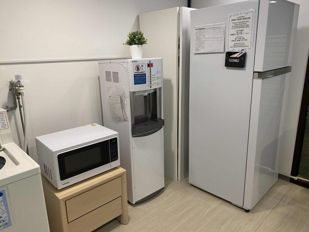 ちなみに共用部には大きな冷蔵庫や電子レンジ、ウォーターサーバーも完備。長期滞在にも便利そうです。