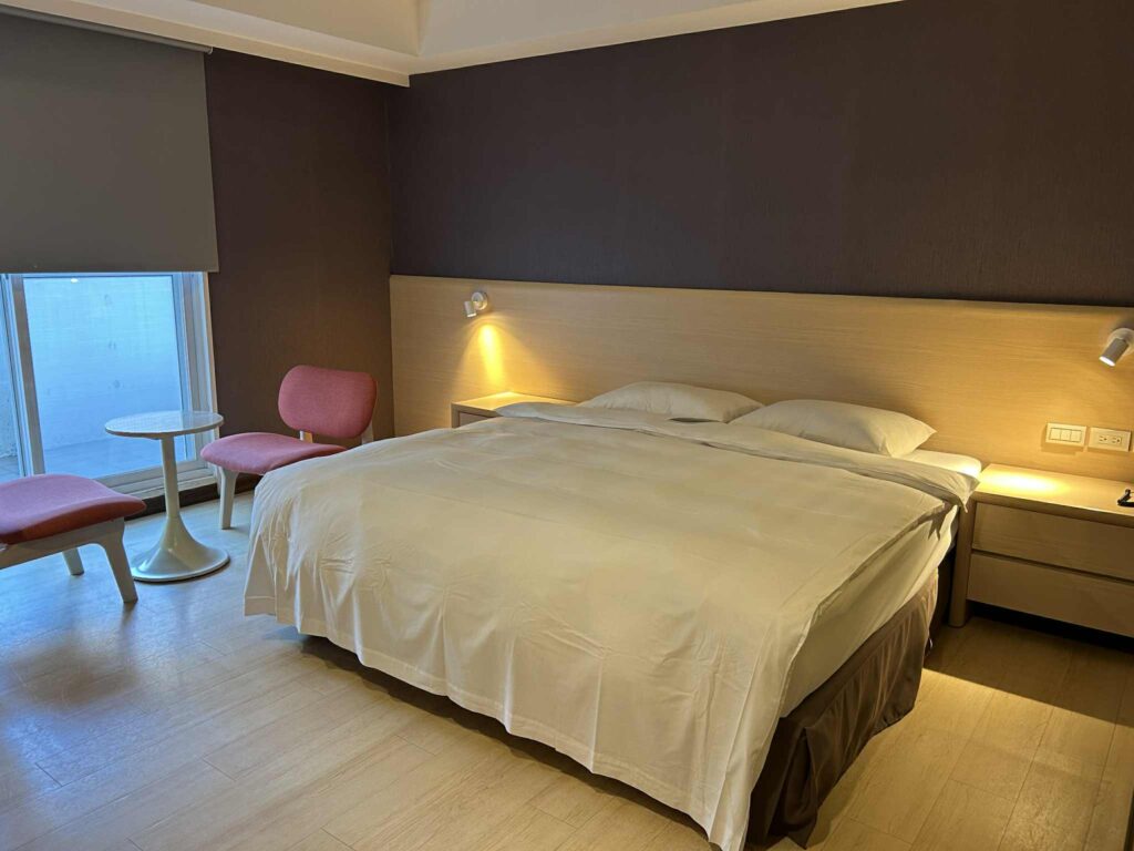 清潔感のあるベッドと、優しい光の間接照明。旅の疲れをリセットできる空間です。