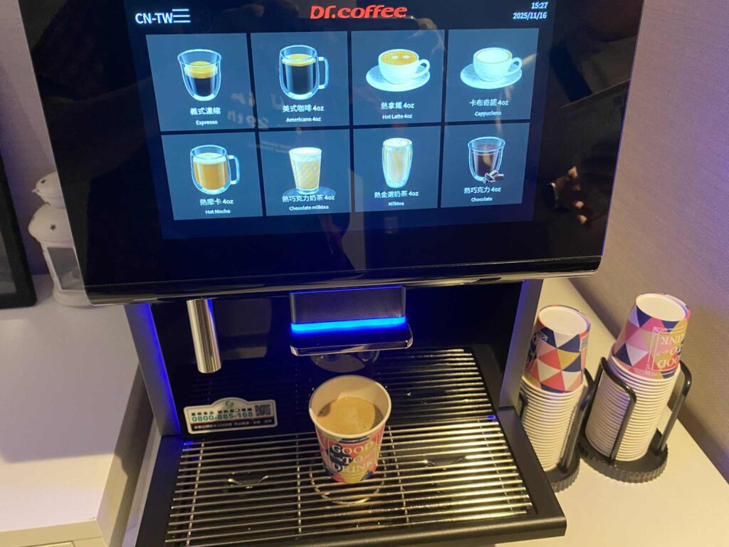 豆から挽く本格的なコーヒーマシン。カプチーノやカフェラテも選べるのが嬉しいポイント。