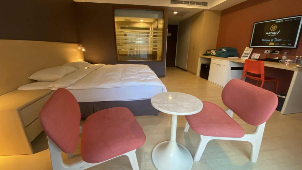 台湾のホテルあるあるなのだが、こちらのバスルームもやはりスケルトンになっていて、内側からロールカーテンを下ろす必要がある。